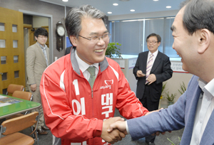 이재만 새누리당 대구시장 예비후보가 한 국회의원 사무실에서 가진 지역의 현안과 대구 발전에 대한 간담회에 참석해 당원들과 인사를 나누며 지지를 호소하고 있다. 성일권 기자 sungig@msnet.co.kr