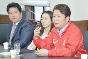권영진 새누리당 대구시장 예비후보가 새누리당 대구시당을 방문해 시당 당직자들과 면담을 하고 있다.