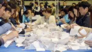 29일 대구실내체육관에서 열린 새누리당 대구시장 후보자 선출대회에서 선거인단 투표 종료 후 개표원들이 개표를 하고 있다. 성일권 기자 sungig@msnet.co.kr