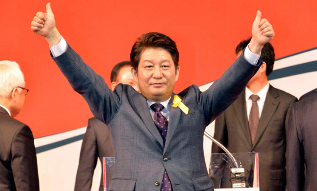 29일 새누리당 대구시장 후보에 선출된 권영진 후보가 두손을 들어 지지자들에게 인사하고 있다. 성일권 기자 sungig@msnet.co.kr
