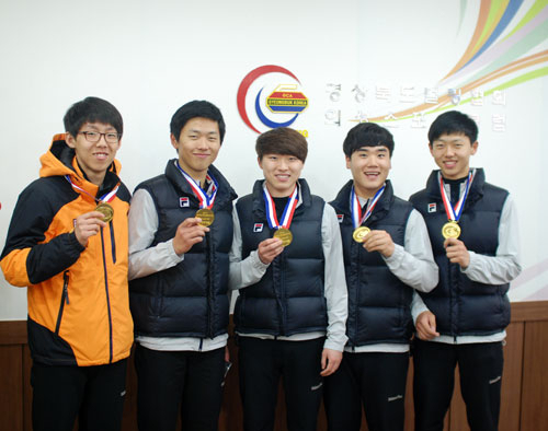 2014 한국주니어 컬링선수권대회 남자부에서 우승, 주니어대표팀으로 선발된 경북 선수들. 왼쪽부터 김치구(경북체육회)