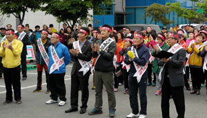 30일 포항시 남구 오천읍 시민단체 회원들이 포항 산업폐기물처리장의 기간연장 및 시설 증축을 반대하는 항의 집회를 갖고 있다. 신동우 기자