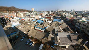 국토교통부는 국책사업으로 추진되는 도시재생사업에 영주시가 지정됐다고 30일 밝혔다. 영주가 확 바뀌는 계기가 될 것으로 보인다. 후생시장 사업자(위)와 구성마을 사업자.