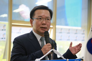 김부겸 새정치민주연합 대구시장 예비후보가 1일 수성구 기초의원 선거에 출마한 강민구 후보 선거사무소 개소식에서 연설을 하고 있다. 김부겸 후보 측 제공