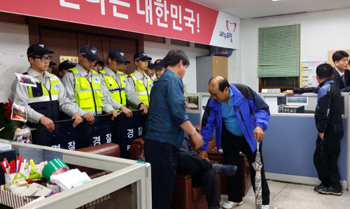 공천관리위 회의실 진입을 시도하는 지지자들을 막으려는 경찰과 지지자들이 지난달 30일 밤 대치하고 있다. 이지현 기자 everyday@msnet.co.kr