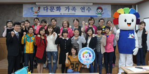 김천시다문화가족지원센터에서 열린 지방선거 및 투표교육에 참가한 결혼이주여성들이 모의투표 체험을 끝내고 자신감을 갖고 기념촬영을 하고 있다. 김천시다문화가족지원센터 제공