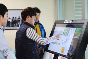 대구가톨릭대 중앙도서관이 스마트폰으로 열람 좌석을 신청할 수 있는 시스템을 도입해 학생들이 더욱 편리하게 도서관을 이용할 수 있게 됐다. 스마트폰에서 앱을 설치한 뒤 원하는 열람 좌석을 신청하고 도서관에 설치된 좌석배정기에서 확인하면 된다.