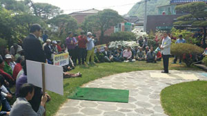 김수남 전 예천군수를 지지하는 지역주민 200여 명이 지난달 25일 김 전 군수 집을 찾아 오는 6