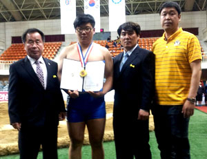 이달 4일 열린 제15회 증평인삼배 전국장사씨름대회에서 우승한 점촌중의 오정민(왼쪽 두 번째)과 학교 관계자들이 경기장에서 포즈를 취했다. 점촌중 제공