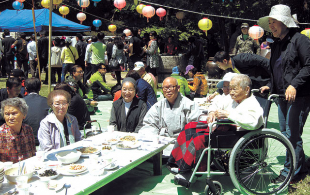 ▲팔공산 제2석굴암에서 열린 부처님 오신 날 행사에 참석한 성바오로수녀원 수녀들이 봉사활동을 하고 있다. 제2석굴암 제공