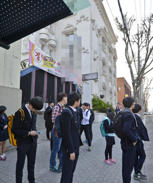 대구 동구 효동로 한 모텔 앞 시내버스 승강장에서 학생들이 버스를 기다리고 있다. 우태욱 기자 woo@msnet.co.kr