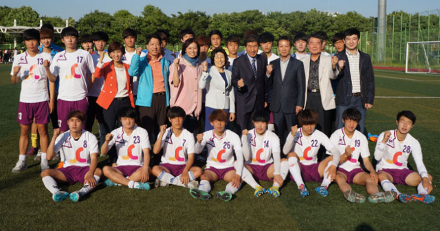 대구 수성대 축구부 선수단과 관계자들이 7일 제95회 전국체전 축구 남자 대학부 대구 대표 선발전에서 승리한 후 대구시체육회