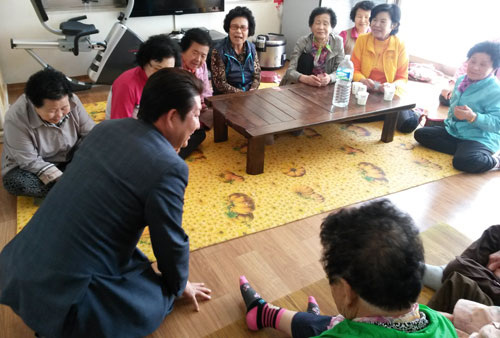 권영진 새누리당 대구시장 예비후보는 7일 동구 신암동 한 아파트 경로잔치에 참석해 어르신들과 대화를 나눴다. 권 후보 측 제공
