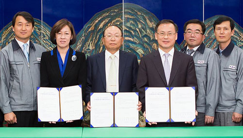 경북도와 구미시, ㈜엔피케이 관계자들이 8일 구미시청에서 구미 4국가산업단지에 자동차용 플라스틱 컴파운드 생산시설 건립 투자양해각서를 체결하고 있다. 구미시 제공.