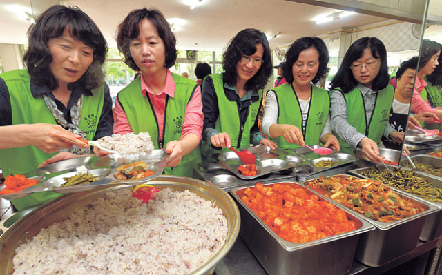 ▲대구과학고등학교 학부모로 구성된 행복교육봉사단원들이 8일 대구 서구 온정복지재단 나눔터 노인무료급식센터에서 급식 봉사를 하고 있다. 성일권 기자 sungig@msnet.co.kr