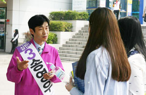 송영우 통합진보당 대구시장 예비후보가 지역 한 대학을 방문해 청년 일자리 공약을 설명하고 있다. 송 후보 측 제공