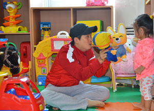 장난감도서관에서 김영준 씨와 딸 김리나 양이 즐거운 시간을 보내고 있다. 김의정 기자