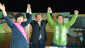 김만용, 이왕식, 임미애(오른쪽부터) 경북도의원 무소속 예비후보는 9일 의성읍의 한 식당에서 기자회견을 열고 여론조사를 통해 경북도의원 의성 1선거구 무소속 후보 단일화를 한다고 밝혔다.