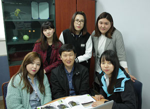뒷줄 왼쪽부터 시계방향으로 이미희, 이시은, 한가형, 이정민, 이권호 지도교수, 최미경 씨.