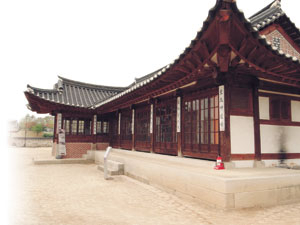 다도·예절 교육관으로 쓰이는 감고당 사랑채. 투명 유리창이 이색적이다.