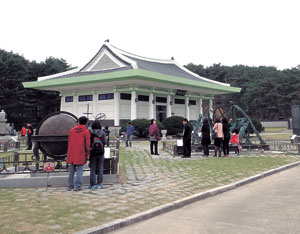 세종대왕릉 입구 세종전 앞뜰에서 관람객들이 과학도구 모형을 구경하고 있다.