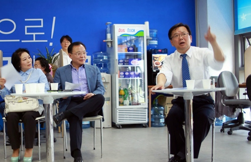 김부겸 새정치민주연합 대구시장 예비후보는 13일 대구시 서구 내당동 선거사무소인 파란 캠프에서 50대와 60대 주부 50여 명이 참석한 가운데 공약간담회를 가졌다. 김 후보 측 제공