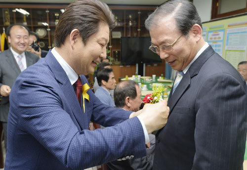 권영진 새누리당 대구시장 예비후보가 스승의 날을 앞두고 14일 오전 모교인 대구 청구고를 방문해 옛 스승에게 감사의 의미를 담아 꽃을 달아주고 있다. 성일권 기자 sungig@msnet.co.kr