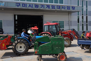 본격적인 영농철을 맞아 구미농업기술센터 농기계 임대사업장에는 하루 평균 20~30명의 농민들이 찾아와 농기계를 임대해가고 있다. 구미시 제공