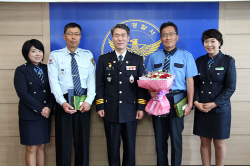 이범기 (왼쪽 두 번째) 공영준(왼쪽 네 번째)씨가 경찰서장 감사장을 받았다. 칠곡경찰서 제공