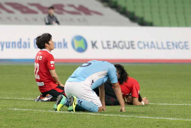 14일 대구스타디움에서 열린 대구FC와 부천FC의 경기 후 대구FC 노행석(가운데)이 그라운드에 무릎을 꿇고 패배를 아쉬워하고 있다. 대구FC 제공