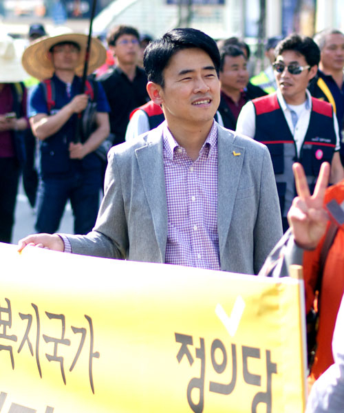 이원준 정의당 대구시장 후보가 노동절 행진에 참여해 노동조건 개선과 비정규직 차별 철폐를 주장하고 있다. 이 후보 측 제공