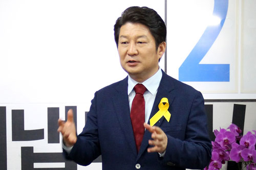 권영진 새누리당 대구시장 예비후보는 14일 새정치민주연합 김부겸 예비후보가 내세우는 