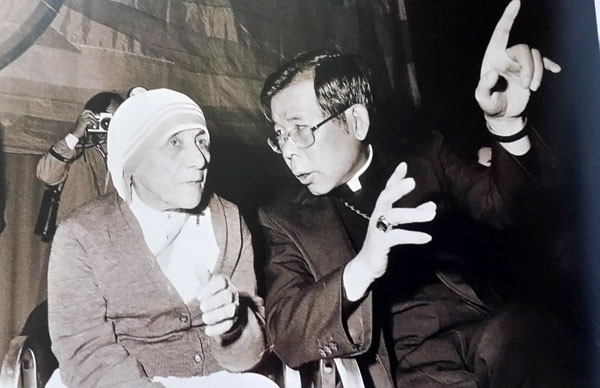 김수환 추기경이 1981년 5월 마더 데레사 수녀가 방한했을 때 안내하고 있다. (사진: 김수환 추기경 생질 정영웅씨 제공)