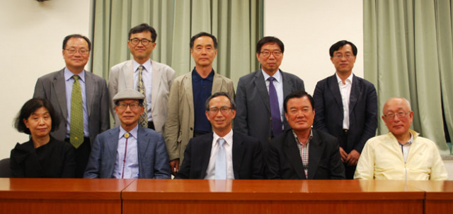 15일 30주년 기념 모임을 가진 목요윤독회 회원들. 이날 회원 9명과 전 회원 이명식 대구대 명예교수가 참석했다. (위 왼쪽부터)김권구 계명대 박물관장, 이영호 경북대 사학과 교수, 이희준 경북대 고고인류학과 교수, 김세기 대구한의대 박물관장, 윤재운 대구대 역사교육과 교수. (아래 왼쪽부터)김정숙 영남대 국사학과장, 김동소 대구가톨릭대 명예교수, 노중국 계명대 교수, 이명식 명예교수, 주보돈 경북대 사학과 교수. 황희진 기자