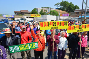대중금속공업고등학교 신축 이전예정지인 대구 북구 읍내동 주민들이 반발하고 있다. 16일 대중금속고 공사현장 앞에서 주민들이 마을 진입도로 신설 이행을 촉구하며 구호를 외치고 있다. 정운철 기자 woon@msnet.co.kr