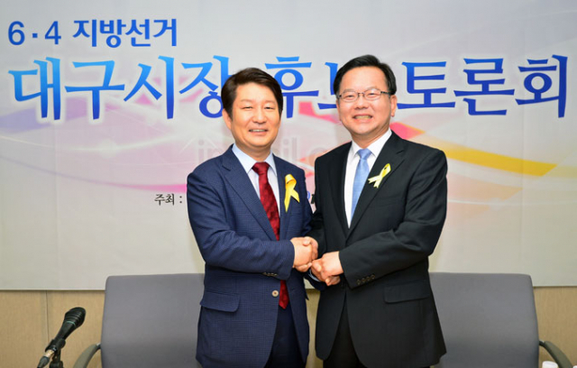 권영진(왼쪽) 새누리당 대구시장 후보와 김부겸 새정치민주연합 대구시장 후보가 16일 오후 매일신문 빌딩 6층 대구평화방송 스튜디오에서 열린 