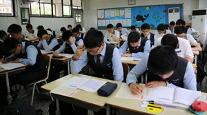 남산고등학교 학생들이 15일 진로 캠프에 참가해 계열 선택 검사와 학습 전략 검사를 받고 있다. 남산고 제공