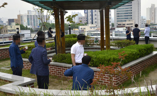 20일 대구 시내 한 구청 휴게공간에서 공무원들이 휴식을 취하며 이야기를 나누고 있다. 대통령의 대대적 국가조직 개편 발언으로 지역 공직사회도 향후 중앙부처 변동에 촉각을 곤두세우고 있다. 우태욱 기자 woo@msnet.co.kr