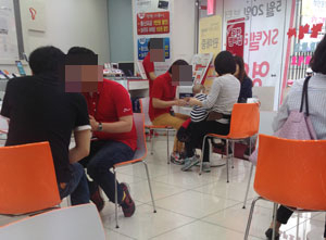 20일 정상영업을 시작한 SK텔레콤 매장, 상담을 받는 손님들로 북적이고 있다.