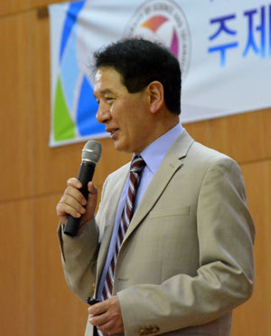 김용민 포스텍 총장이 포항고에서 학생들에게 