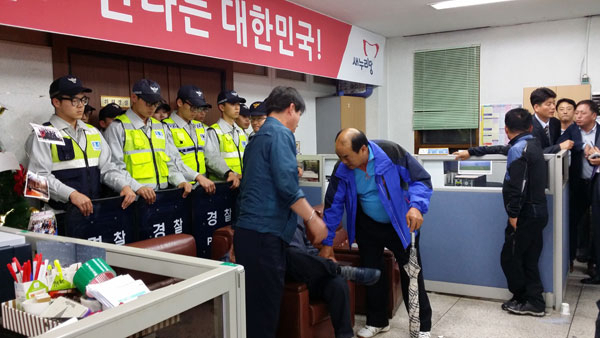 새누리당이 상향식 공천을 명분으로 실시한 여론조사 경선에서 조사방식 등 숱한 문제제기로 홍역을 앓고 있는 가운데 여론조사 방식의 보완책 마련이 필요하다는 지적이 나오고 있다. 지난달 새누리당 대구 기초단체장 경선 여론조사 결과에 의혹을 제기하는 후보와 지지자들이 새누리당 대구시당에서 거센 항의를 했다. 매일신문 DB