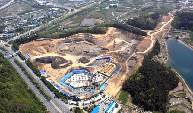2015년 12월 완공을 목표로 건설 중인 대구 새 야구장이 웅장한 모습을 드러내고 있다. 경기장 오른쪽에는 향후 수변공원으로 개발될 연호지가 보인다. 삼성 라이온즈 제공