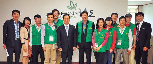 ▲해외 새마을 시범마을 예정지인 베트남 딩화현과 타이응우엔성 관계자, 새마을리더 해외봉사단이 21일 청도군을 방문해 새마을운동 성공사례 지역을 둘러보고 환담을 했다. 청도군 제공