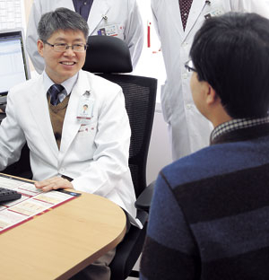 여러 가지 배뇨 증상을 동반하는 전립선비대증은 카페인과 술을 피하고 생활습관을 바꾸면 증상이 호전된다. 경북대병원 제공