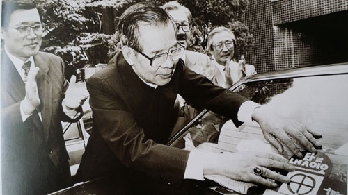 김수환 추기경이 1990년 9월 24일 한국 천주교 평신도 사도직 협의회가 펼친 신뢰회복운동에 동참해 