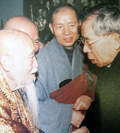 김수환 추기경이 1997년 12월 14일 길상사 개원 법요식에 참석해 관응 큰스님(직지사 조실)과 인사를 나누고 있다. 김 추기경은 이날 기념축사에서 