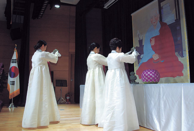 ▲경산문화지킴이 회원들이 일연선사 탄생 808주년 기념대제에서 육법공양을 하고 있다.