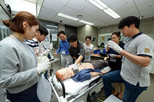 한국전문소생술 기본과정 응시생들이 17일 대구보건대학교 임상시뮬레이션센터에서 팀을 이뤄 제세동(전기충격) 장치를 가동하고 있다. 대구보건대 제공
