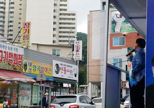 김부겸 새정치민주연합 대구시장 후보가 유권자가 없는 골목에서 일명 