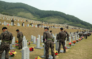 육군3사관학교 생도들이 국립영천호국원에서 봉사활동을 하고 있다. 영천호국원 제공
